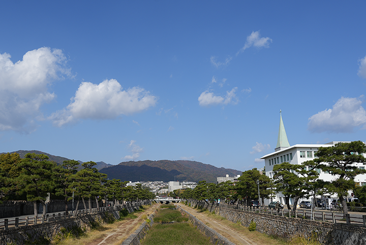兵庫県芦屋市を代表する芦屋川の風景