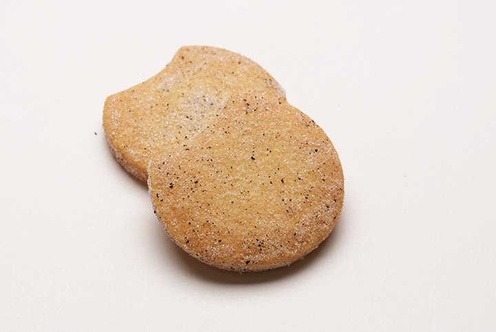 紅茶バニラサブレの焼き色とアールグレイの茶葉が分かる商品イメージ
